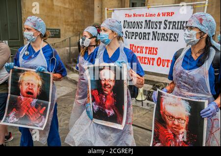 London, Großbritannien. September 2020. Krankenschwestern tragen Karikaturen von Boris Johnson, Michael Gove und Matt Hancock, Alle mit Blut auf den Händen - NHS-Arbeiter marschieren für eine 15% Lohnerhöhung und die 640 Todesfälle von Kollegen als Folge der Pandemie hervorzuheben - für die sie glauben, dass die Regierung Blut auf den Händen hat. Sie begannen im BBC Broadcasting House und gingen zum Trafalgar Square. Kredit: Guy Bell/Alamy Live Nachrichten Stockfoto