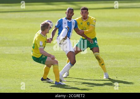 Juninho Bacuna von Huddersfield Town (Mitte) in Aktion mit Oliver Skipp von Norwich City (links) und Ben Godfrey während des Sky Bet Championship-Spiels im John Smith's Stadium, Huddersfield. Stockfoto