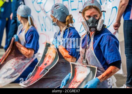 London, Großbritannien. September 2020. Krankenschwestern tragen Karikaturen von Boris Johnson, Michael Gove und Matt Hancock, Alle mit Blut auf den Händen - NHS-Arbeiter marschieren für eine 15% Lohnerhöhung und die 640 Todesfälle von Kollegen als Folge der Pandemie hervorzuheben - für die sie glauben, dass die Regierung Blut auf den Händen hat. Sie begannen im BBC Broadcasting House und gingen zum Trafalgar Square. Kredit: Guy Bell/Alamy Live Nachrichten Stockfoto