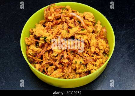 Onion Pakoda ist ein berühmtes Street Food aus Indien. Es handelt sich um knusprige Zwiebeln, die in Kichererbsenmehl und Gewürzen gemischt sind. Stockfoto