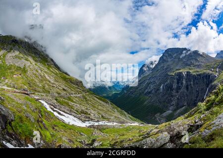 Troll Pfad Trollstigen oder Trollstigveien kurvenreiche Bergstrasse in Norwegen. Stockfoto