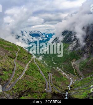 Troll Pfad Trollstigen oder Trollstigveien kurvenreiche Bergstrasse in Norwegen. Stockfoto