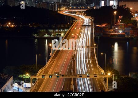 Hong Kong Highway Bridge bei Nacht (Rambler Channel Bridge, Teil des Tsing Kwai Highway, der wiederum Teil der Route 3 ist) Stockfoto