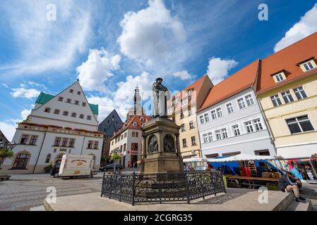 Satzung von Martin Luther auf dem Marktplatz der Lutherstadt Eisleben in Sachsen-Anhalt, Deutschland. Martin Luther wurde 1483 in Eisleben geboren und starb hier Stockfoto