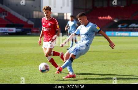 Jamie Paterson von Bristol City (links) und Ryan Giles von Coventry City kämpfen beim Sky Bet Championship-Spiel am Ashton Gate in Bristol um den Ball. Stockfoto