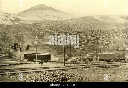 . Das Straßenbahnjournal . genug, dass er intelligent, nüchtern und fleißig ist; er sollte von gutem Urteilsvermögen und gutem Denken sein; Und weder kommunistisch, sozialistisch oder anarchistisch in seinen Ansichten; nicht unzufrieden und im Kreuzzweck mit der wholesocial Ordnung, sondern von fröhlicher Disposition und Inhalt Tomake das Beste des Lebens, wie er es findet. - St. Louis, 1896. STREET RAILWAY JOURNAL. November 1898.] STREET RAILWAY JOURNAL. 701 Interurban Railroading; in Cripple Creek zwischen den Minen von Colorado, sowie in den Metro-politanischen Straßen von New York, das dreiphasige System ist ein Importan Stockfoto