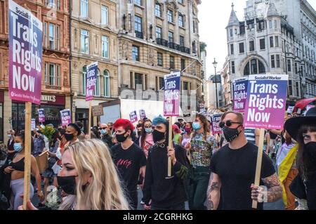 12. September, London, Großbritannien. Trans People marschieren durch London für eine progressive Reform des Gender Recognition Act (das Gesetz, das regelt, wie Erwachsene Trans-Männer und Frauen rechtliche Anerkennung ihres Geschlechts erlangen) und gegen transphobische Rhetorik. Sie setzen sich dafür ein, dass ihre Rechte im Gleichstellungsgesetz garantiert werden, und stehen gegen politische Eingriffe in die Gesundheitsversorgung junger Transmenschen. Die Organisatoren sind besorgt über den jüngsten Anstieg der Gewalt gegenüber der Trans+-Gemeinschaft. Dies ist erst der zweite märz, den die Gruppe in London abgehalten hat. Bridget Catterall/Alamy Live News Stockfoto