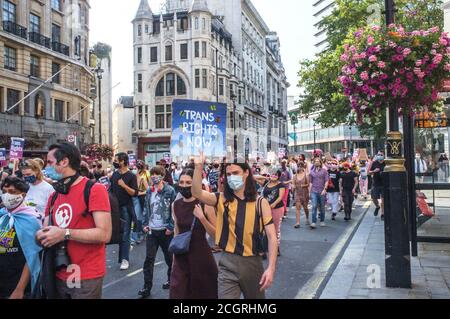 12. September, London, Großbritannien. Trans People marschieren durch London für eine progressive Reform des Gender Recognition Act (das Gesetz, das regelt, wie Erwachsene Trans-Männer und Frauen rechtliche Anerkennung ihres Geschlechts erlangen) und gegen transphobische Rhetorik. Sie setzen sich dafür ein, dass ihre Rechte im Gleichstellungsgesetz garantiert werden, und stehen gegen politische Eingriffe in die Gesundheitsversorgung junger Transmenschen. Die Organisatoren sind besorgt über den jüngsten Anstieg der Gewalt gegenüber der Trans+-Gemeinschaft. Dies ist erst der zweite märz, den die Gruppe in London abgehalten hat. Bridget Catterall/Alamy Live News Stockfoto