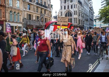 12. September, London, Großbritannien. Trans People marschieren durch London für eine progressive Reform des Gender Recognition Act (das Gesetz, das regelt, wie Erwachsene Trans-Männer und Frauen rechtliche Anerkennung ihres Geschlechts erlangen) und gegen transphobische Rhetorik. Sie setzen sich dafür ein, dass ihre Rechte im Gleichstellungsgesetz garantiert werden, und stehen gegen politische Eingriffe in die Gesundheitsversorgung junger Transmenschen. Die Organisatoren sind besorgt über den jüngsten Anstieg der Gewalt gegenüber der Trans+-Gemeinschaft. Dies ist erst der zweite märz, den die Gruppe in London abgehalten hat. Bridget Catterall/Alamy Live News Stockfoto