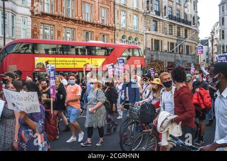 12. September, London, Großbritannien. Trans People marschieren durch London für eine progressive Reform des Gender Recognition Act (das Gesetz, das regelt, wie Erwachsene Trans-Männer und Frauen rechtliche Anerkennung ihres Geschlechts erlangen) und gegen transphobische Rhetorik. Sie setzen sich dafür ein, dass ihre Rechte im Gleichstellungsgesetz garantiert werden, und stehen gegen politische Eingriffe in die Gesundheitsversorgung junger Transmenschen. Die Organisatoren sind besorgt über den jüngsten Anstieg der Gewalt gegenüber der Trans+-Gemeinschaft. Dies ist erst der zweite märz, den die Gruppe in London abgehalten hat. Bridget Catterall/Alamy Live News Stockfoto