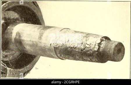 . Elektrische Eisenbahn Zeitschrift . Oxy-Acetylen-Schweißen – Abb. 4 – Kompressorrahmen LugReady for Welding. Oxy-Acetylen-Schweißen – Abb. 6 – Flame-geschweißte Stahl Füllung Anker Welle Keilnuten. Ein mechanisches Pflaster hätte etwa 5 Dollar gekostet und hätte das Schmieden eines Joches sowie das Bohren und Klopfen des Gussteils erforderlich gemacht. ABGENUTZTE KEILNUT EINFÜLLEN ABB. 6 zeigt das neue Metall, das zur Befüllung der Wornkeyway einer Ankerwelle eines GE-57 Motors verwendet wird. Dieser Weg, 4% in. Lang x in- tief, war ursprünglich % in.breit. Es war bis zu einer Breite von iy8 Zoll getragen worden. Dieses Slotwurde mit neuem Stahl in zwanzig Minuten gefüllt. Aber zweierlei Stockfoto