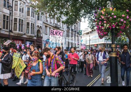 12. September, London, Großbritannien. Trans People marschieren durch London für eine progressive Reform des Gender Recognition Act (das Gesetz, das regelt, wie Erwachsene Trans-Männer und Frauen rechtliche Anerkennung ihres Geschlechts erlangen) und gegen transphobische Rhetorik. Sie setzen sich dafür ein, dass ihre Rechte im Gleichstellungsgesetz garantiert werden, und stehen gegen politische Eingriffe in die Gesundheitsversorgung junger Transmenschen. Die Organisatoren sind besorgt über den jüngsten Anstieg der Gewalt gegenüber der Trans+-Gemeinschaft. Dies ist erst der zweite märz, den die Gruppe in London abgehalten hat. Bridget Catterall/Alamy Live News Stockfoto