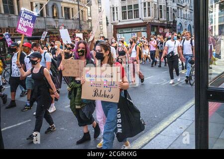 12. September, London, Großbritannien. Trans People marschieren durch London für eine progressive Reform des Gender Recognition Act (das Gesetz, das regelt, wie Erwachsene Trans-Männer und Frauen rechtliche Anerkennung ihres Geschlechts erlangen) und gegen transphobische Rhetorik. Sie setzen sich dafür ein, dass ihre Rechte im Gleichstellungsgesetz garantiert werden, und stehen gegen politische Eingriffe in die Gesundheitsversorgung junger Transmenschen. Die Organisatoren sind besorgt über den jüngsten Anstieg der Gewalt gegenüber der Trans+-Gemeinschaft. Dies ist erst der zweite märz, den die Gruppe in London abgehalten hat. Bridget Catterall/Alamy Live News Stockfoto