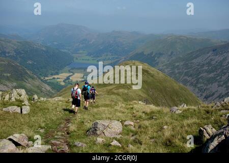 Vier Fellwalkers auf dem Verbindungsgrat zum Wainwright 'Middle Dodd' von 'Red Screes' im Lake District National Park, Cumbria, England, Großbritannien. Stockfoto