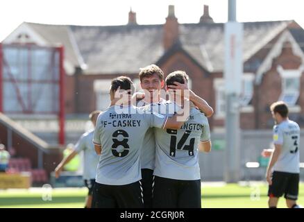 Charlton Athletic's Conor Washington (rechts) feiert das zweite Tor seiner Mannschaft im Spiel mit Teamkollegen während des Sky Bet League One Matches in Gresty Road, Crewe. Stockfoto