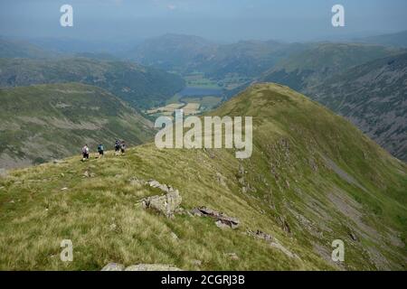 Vier Fellwalkers auf dem Verbindungsgrat zum Wainwright 'Middle Dodd' von 'Red Screes' im Lake District National Park, Cumbria, England, Großbritannien. Stockfoto