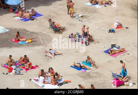 Las Palmas, Gran Canaria, Kanarische Inseln, Spanien. September 2020. Die Einheimischen sonnen sich neben natürlichen Felsenpools an der zerklüfteten Nordküste Gran Canarias während die Covid-Fälle auf der Insel aufsteigen, haben Großbritannien und Deutschland Spanien und die Kanarischen Inseln aufgrund der kurierenden Spitze der Coronavirus-Fälle in Spanien und den kanarischen Inseln auf ihre Quarantäneliste gesetzt. Der Großteil der Neuinfektionen auf Gran Canaria liegt in der Hauptstadt Las Palmas. Kredit: Alan Dawson/Alamy Live Nachrichten Stockfoto