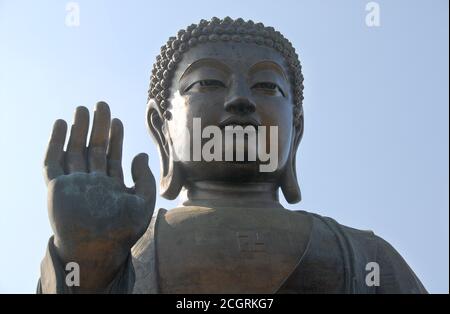 Der große Buddha oder Tian Tan Buddha auf der Insel Lantau, Hongkong, China. Die Buddha Shakyamuni Statue befindet sich in Ngong Ping in der Nähe des Po Lin Klosters auf Lantau. Stockfoto