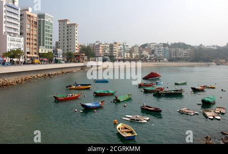 Stanley, Hongkong, China. Stanley Bay mit kleinen Fischerbooten und Blick auf die Promenade. Stanley liegt auf Hong Kong Island. Stockfoto