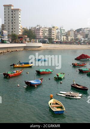 Stanley, Hongkong, China. Stanley Bay mit kleinen Fischerbooten und Blick auf die Promenade. Stanley liegt auf Hong Kong Island. Stockfoto