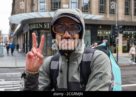 Glasgow, Schottland, Großbritannien. September 2020. Wetter in Großbritannien. Deliveroo Kurier NAS bei der Arbeit auf seinem Elektroroller in der Queen Street. Kredit: Skully/Alamy Live Nachrichten Stockfoto