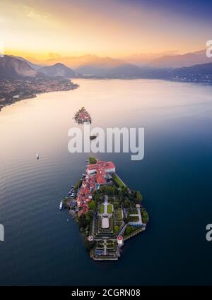 Luftaufnahme der Borromäischen Inseln bei einem Sommeruntergang. Stresa, Lago Maggiore, Verbano Cusio Ossola, Piemont, Italien. Stockfoto