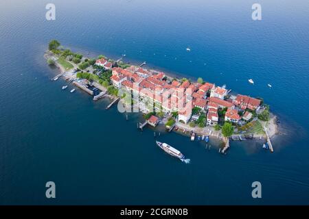 Luftaufnahme der Isola dei Pescatori, Borromäischen Inseln während eines Sommeruntergangs. Stresa, Lago Maggiore, Verbano Cusio Ossola, Piemont, Italien. Stockfoto