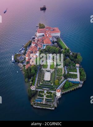 Luftaufnahme von Isola Bella, Borromäischen Inseln während eines Sommeruntergangs. Stresa, Lago Maggiore, Verbano Cusio Ossola, Piemont, Italien. Stockfoto