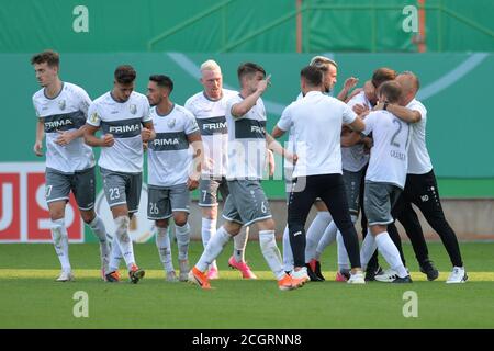 12. September 2020, Bayern, Fürth: Fußball: DFB-Pokal, RSV Meinerzhagen - SpVgg Greuther Fürth, 1. Runde: Spieler aus Meinerzhagen jubeln um das 1:0-Tor. Foto: Timm Schamberger/dpa - WICHTIGER HINWEIS: Gemäß den Vorschriften der DFL Deutsche Fußball Liga und des DFB Deutscher Fußball-Bund ist es verboten, im Stadion und/oder aus dem Spiel fotografierte Aufnahmen in Form von Sequenzbildern und/oder videoähnlichen Fotoserien zu nutzen oder auszunutzen. Stockfoto