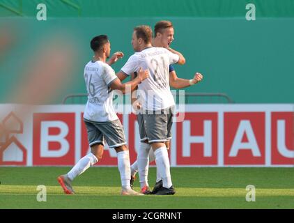 12. September 2020, Bayern, Fürth: Fußball: DFB-Pokal, RSV Meinerzhagen - SpVgg Greuther Fürth, 1. Runde: Adel Elmoueden, Raphael Gräßer und Sven Wurm (v.l.) aus Meinerzhagen jubeln um das 1:0. Foto: Timm Schamberger/dpa - WICHTIGER HINWEIS: Gemäß den Vorschriften der DFL Deutsche Fußball Liga und des DFB Deutscher Fußball-Bund ist es verboten, im Stadion und/oder aus dem Spiel fotografierte Aufnahmen in Form von Sequenzbildern und/oder videoähnlichen Fotoserien zu nutzen oder auszunutzen. Stockfoto