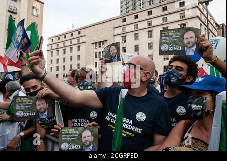 Neapel, Italien. September 2020. NAPOLI, ITALIEN - 11. SEPTEMBER 2020 - Unterstützer der italienischen Mitte-Rechts-Lega (LEGA), nehmen an einer Kundgebung der Partei für den Wahlkampf der Region Kampanien in Neapel, 11. September 2020 organisiert. Quelle: Manuel Dorati/ZUMA Wire/Alamy Live News Stockfoto