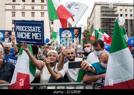 Neapel, Italien. September 2020. NAPOLI, ITALIEN - 11. SEPTEMBER 2020 - Unterstützer der italienischen Mitte-Rechts-Lega (LEGA), nehmen an einer Kundgebung der Partei für den Wahlkampf der Region Kampanien in Neapel, 11. September 2020 organisiert. Quelle: Manuel Dorati/ZUMA Wire/Alamy Live News Stockfoto