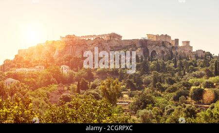 Akropolis bei Sonnenuntergang, Athen, Griechenland. Stadtlandschaft von Athen, landschaftlich schöner sonniger Blick von der alten Agora. Landschaft der berühmten antiken griechischen Ruinen in Athen Stadt Stockfoto