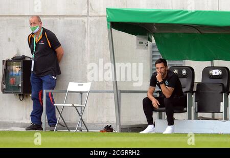 12. September 2020, Bayern, Fürth: Fußball: DFB-Pokal, RSV Meinerzhagen - SpVgg Greuther Fürth, 1. Runde: Trainer Stefan Leitl (r) aus Fürth beobachtet das Spiel. Foto: Timm Schamberger/dpa - WICHTIGER HINWEIS: Gemäß den Vorschriften der DFL Deutsche Fußball Liga und des DFB Deutscher Fußball-Bund ist es verboten, im Stadion und/oder aus dem Spiel fotografierte Aufnahmen in Form von Sequenzbildern und/oder videoähnlichen Fotoserien zu nutzen oder auszunutzen. Stockfoto