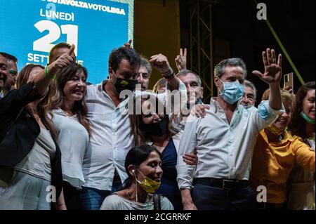 Neapel, Italien. September 2020. NEAPEL, ITALIEN - 11. SEPTEMBER 2020 - der Führer der italienischen Mitte-Rechts-Partei Lega (LEGA), Senator Matteo Salvini (L) und der politische Kandidat für die Präsidentschaft der Region Kampanien der Koalition der italienischen Mitte-Rechts-Parteien Stefano Caldoro (R) wurden während einer Kundgebung der Leghista-Partei in Neapel für den Wahlkampf der Region am 11. September 2020 fotografiert. Quelle: Manuel Dorati/ZUMA Wire/Alamy Live News Stockfoto