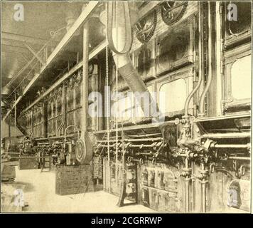 . Die Straßenbahn Zeitschrift . ERZEUGUNGSEINHEIT. KESSELRAUM mit wechselnder Miete durch zwei 300-kw-Transformatoren versorgt. Der Erregersatz für die Generatoren ist ein dampfbetriebenes Gerät, ein 75 kw, 250 Volt Westinghouse-Set, das 290 r. P.. Ein 40-TonBrown Handkran ist Operatedover die Motoren, ein 20-TonBrown Handkran über Therotaries, und ein 12-Tonnen-Whit-ing Handkran über thetransformers. Die Schaltanlagen sind im Erdgeschoss und auf einer Galerie hinter den Therotarkonvertern untergebracht. Der Directcurrent für die Trolley-Linien des Seattle Electric Com-pany wird von den oben genannten Rail-way-Rotaries geliefert Stockfoto