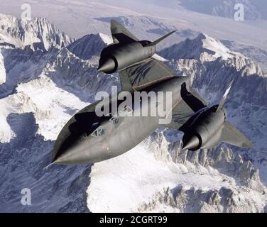 Drydens SR-71B, NASA 831, durchschneidet die verschneiten südlichen Sierra Nevada Mountains von Kalifornien, nachdem sie während eines kürzlichen Flugs von einem Tanker des Air Force Flight Test Center aufgetanken wurden. Das Mach 3-Flugzeug wird vom Dryden Flight Research Center, Edwards, Kalifornien, als Testbetten für schnelle, hochfliegende Luftfahrtforschung geflogen. Sie sind in der Lage, mehr als 2200 mph und in Höhen von über 85.000 Fuß zu fliegen, und eignen sich hervorragend für Forschung und Experimente in den Bereichen Aerodynamik, Antrieb, Strukturen, thermische Schutzmaterialien, Atmosphärenuntersuchungen und Charakterisierung von Schallauslegern Stockfoto