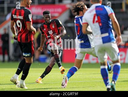 Bournemouth's Jefferson Lerma (Mitte) erzielt das zweite Tor des Spiels seiner Seite während des Sky Bet Championship-Spiels im Vitality Stadium, Bournemouth. Stockfoto