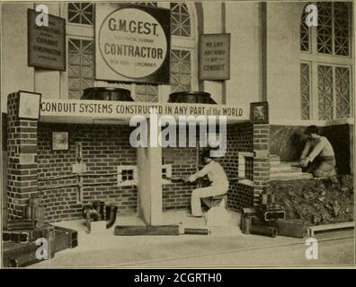 . Die Straßenbahnbesprechung . e. •-»♦ eine Ausstellung von außergewöhnlicher Verdienststellung. Die Ausstellung der G. M. GeSI, Elektro-U-Bahn-Auftragnehmer, die eine befehlshabende Lage im Hof des Elektrogebäudes auf der Weltausstellung besetzt, verdient mehr als die Passingmention, die es in der Daily Street Railway Reviewfür Mittwoch, 12. Oktober gegeben wurde, Es ist eine Darstellung von außergewöhnlichem Verdienst.wie die Abbildungen zeigen, besteht die Ausstellung inder Hauptansicht aus einem Schachtloch, das durch eine Betonwand geteilt wird, virtuell zwei Löcher aus einem macht, wobei die Vorderseite offen ist. Hier sind die folgenden Punkte dargestellt Stockfoto