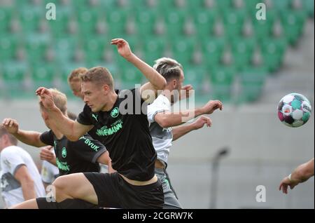 12. September 2020, Bayern, Fürth: Fußball: DFB-Pokal, RSV Meinerzhagen - SpVgg Greuther Fürth, 1. Runde: Sebastian Ernst (Undercover) aus Fürth führt den Ball für 1:1 ins Tor. Foto: Timm Schamberger/dpa - WICHTIGER HINWEIS: Gemäß den Vorschriften der DFL Deutsche Fußball Liga und des DFB Deutscher Fußball-Bund ist es verboten, im Stadion und/oder aus dem Spiel fotografierte Aufnahmen in Form von Sequenzbildern und/oder videoähnlichen Fotoserien zu nutzen oder auszunutzen. Stockfoto