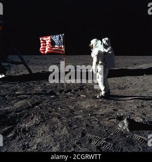 Buzz Aldrin und die US-Flagge auf dem Mond 1969. Astronaut Buzz Aldrin, Mondmodulpilot der ersten Mondlandemission, posiert für ein Foto neben der US-Flagge während einer Apollo 11 Extravehicular Activity (EVA) auf der Mondoberfläche. Stockfoto