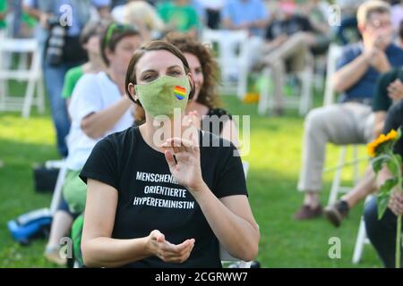 Wien, Österreich. 12. September 2020. Green (Grüne Partei Österreich) Wiens Wahlkampf für Bürgermeisterwahlen am 11. Oktober 2020 im Sigmund Freud-Park. Inschrift auf T-Shirt "Human Rights-Oriented Hyper feminist". Kredit: Franz Perc / Alamy Live News Stockfoto