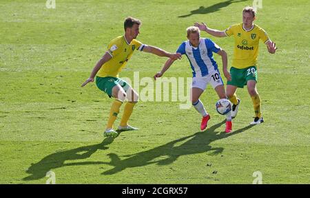 Alex Pritchard (Mitte) von Huddersfield Town kämpft mit Christoph Zimmermann (links) und Oliver Skipp von Norwich City während des Sky Bet Championship-Spiels im John Smith's Stadium, Huddersfield. Stockfoto