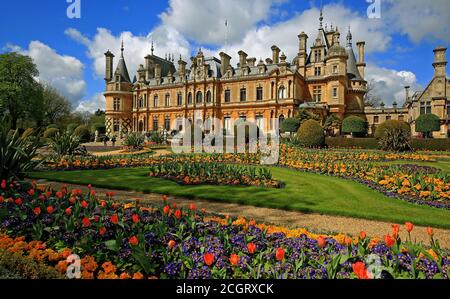 Wunderschön gestalteter Garten vor einem englischen Herrenhaus Stockfoto