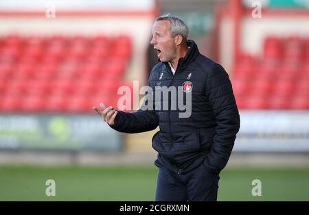 Charlton Athletic Manager Lee Bowyer ist während des Sky Bet League One-Spiels in der Gresty Road, Crewe, auf der Touchline. Stockfoto