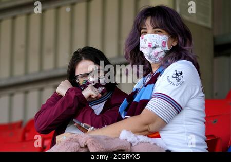 West Ham United Fans in der Tribüne vor dem Barclays FA WSL Spiel im Chigwell Construction Stadium, London. Stockfoto