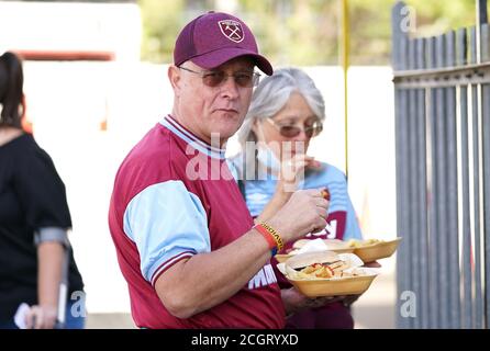 West Ham United Fans kommen vor dem Barclays FA WSL Spiel im Chigwell Construction Stadium, London, an den Boden. Stockfoto