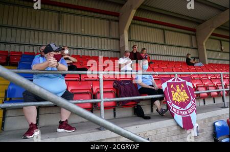 West Ham United Fans in der Tribüne vor dem Barclays FA WSL Spiel im Chigwell Construction Stadium, London. Stockfoto