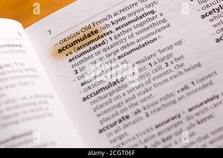 Das Wort oder die Phrase wird in einem Wörterbuch gesammelt, das mit einer Markierung markiert ist. Stockfoto