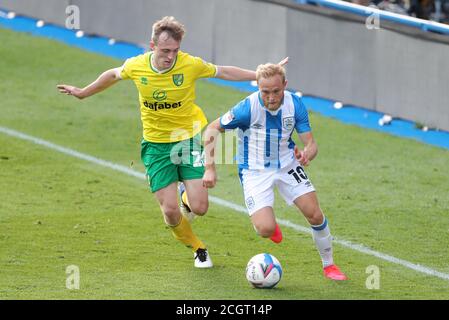 Oliver Skipp von Norwich City (links) und Alex Pritchard von Huddersfield Town in Aktion während des Sky Bet Championship-Spiels im John Smith's Stadium, Huddersfield. Stockfoto